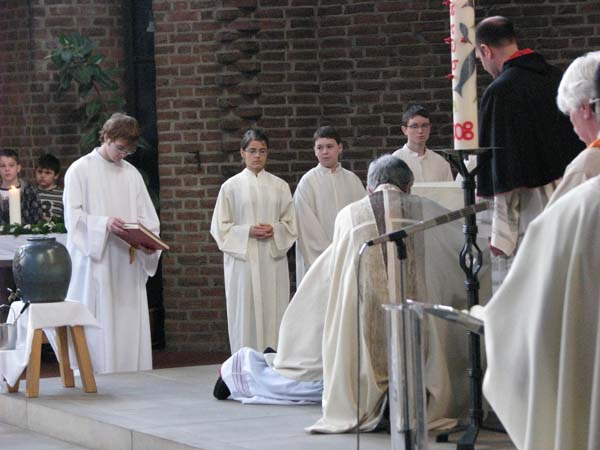 013_Kirchweihe JoXXIII Einfügen der Reliquien