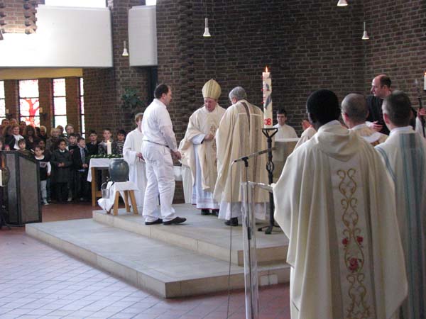 014_Kirchweihe JoXXIII Einfügen der Reliquien