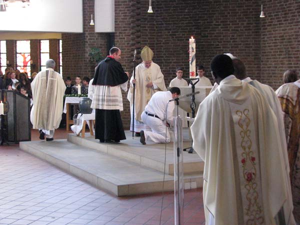 015_Kirchweihe JoXXIII Einfügen der Reliquien