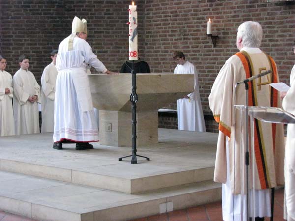 023_Kirchweihe JoXXIII Salbung mit Chrisam